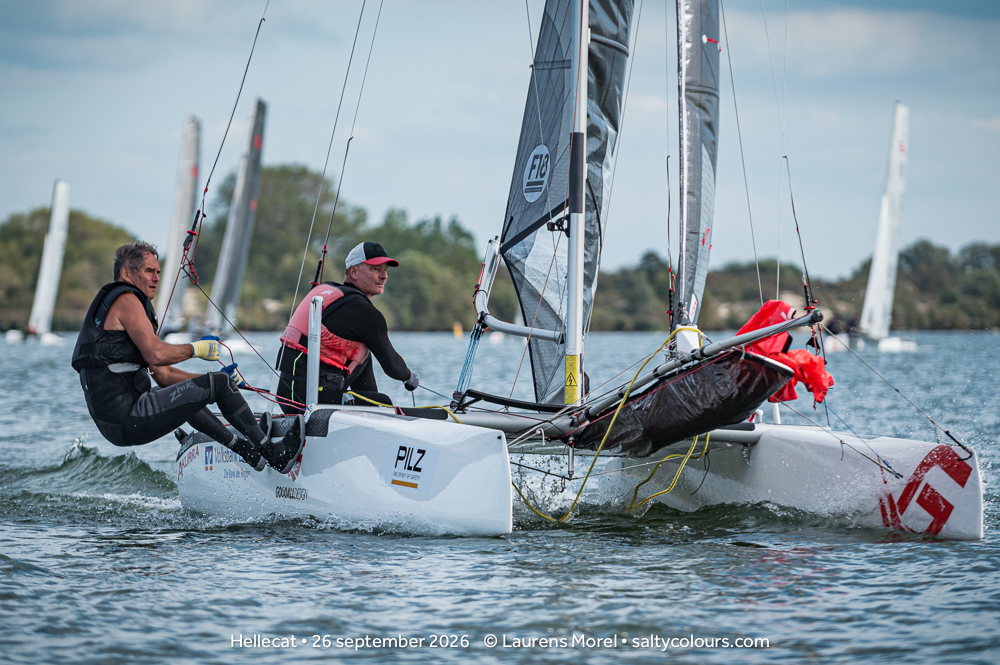 Formula-18-Crew am Wind auf dem Haringvliet, im Hintergrund weitere Boote und Bäume am Ufer