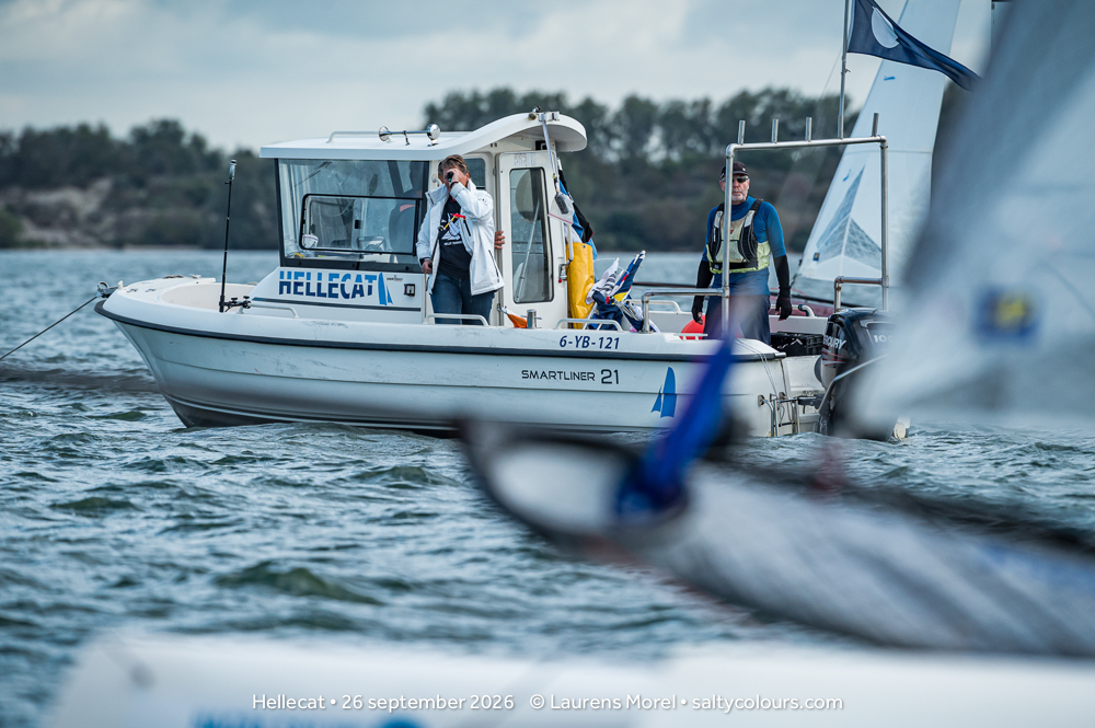 Wettfahrtboot des Club Hellecat mit zwei Helfern an Bord