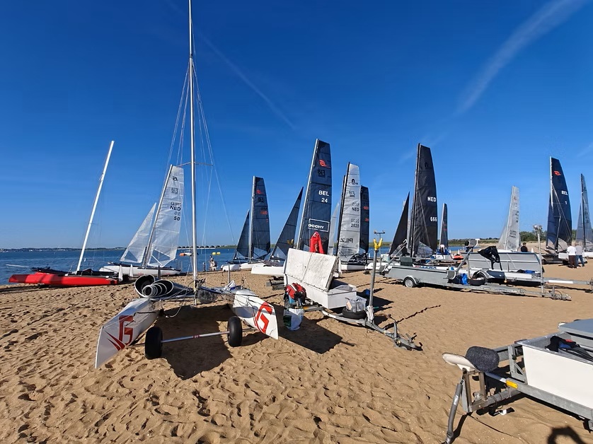 Formula-18-Katamarane mit gesetzten Segeln auf dem Sandstrand beim Club Hellecat in Hellevoetsluis