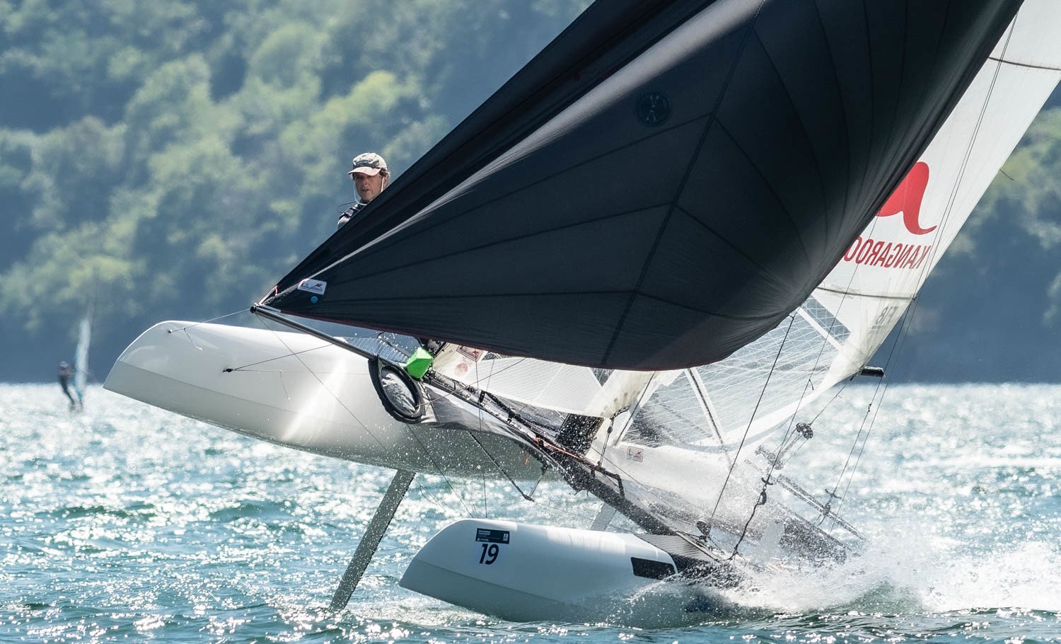 Formula-18-Katamaran fliegt einen Rumpf am Comer See
