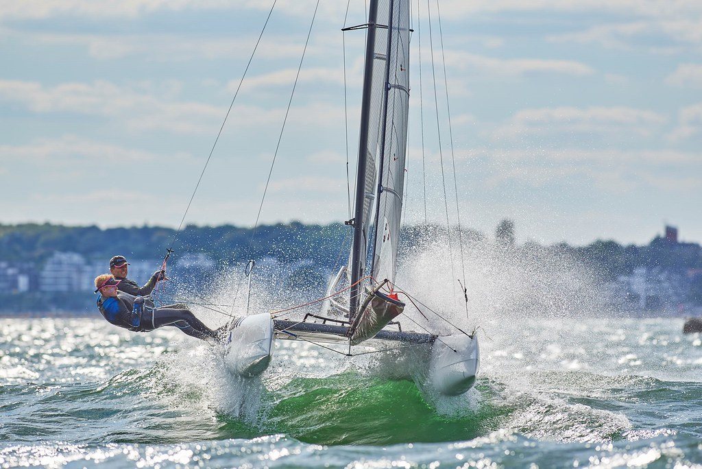 Formula-18-Katamaran fliegt einen Rumpf am Wind