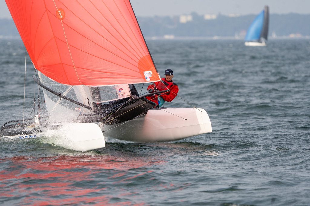 Formula-18-Katamaran mit rotem Gennaker auf Vorwindkurs