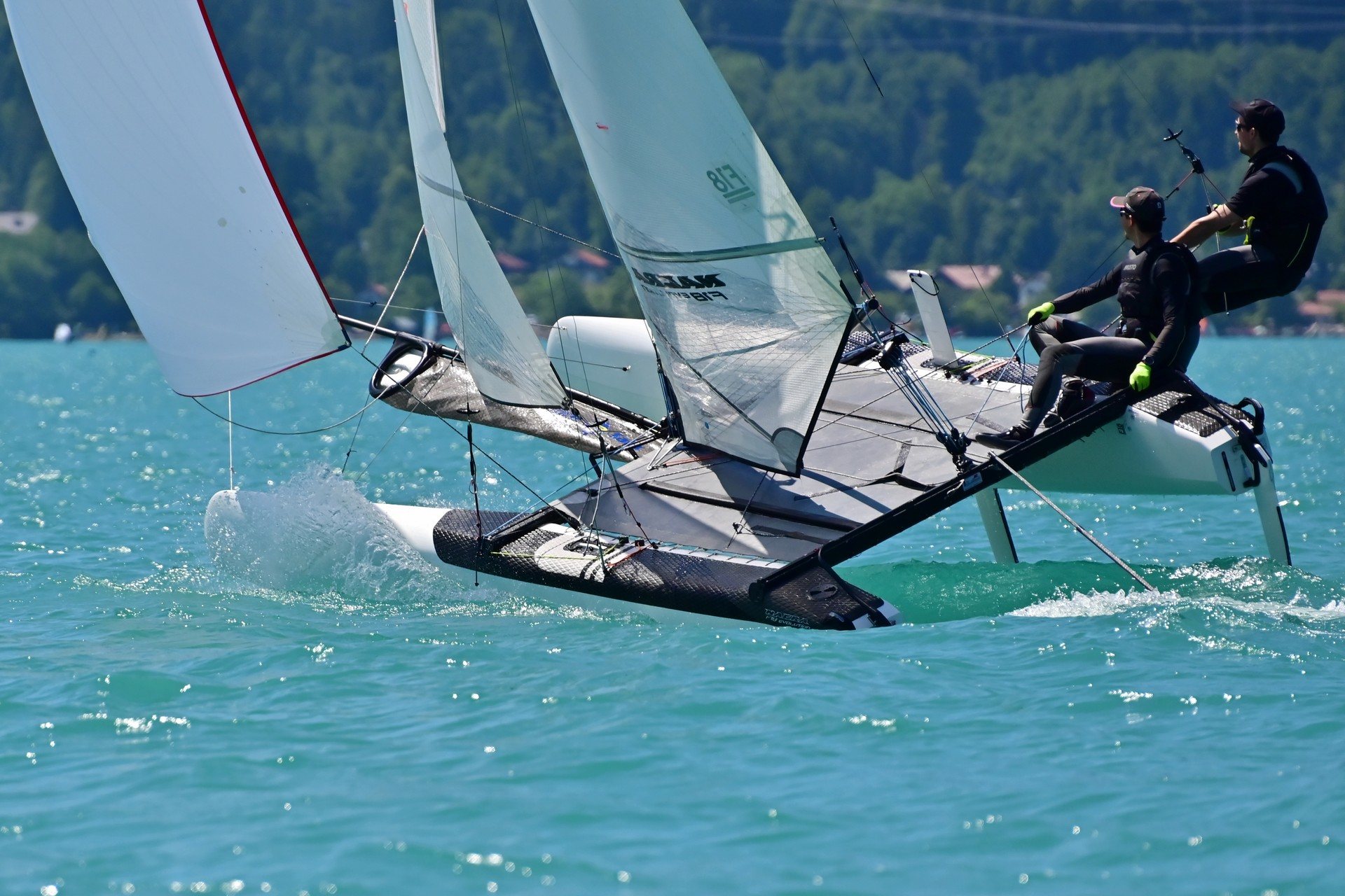 Formula-18-Katamaran mit Crew im Doppeltrapez bei voller Fahrt