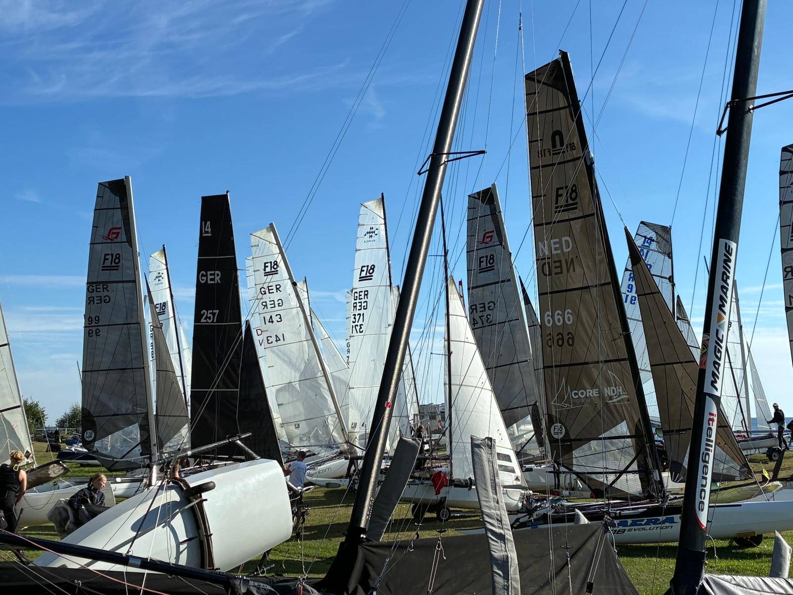 Bootspark mit gesetzten F18-Segeln bei der Mövenstein Regatta 2026