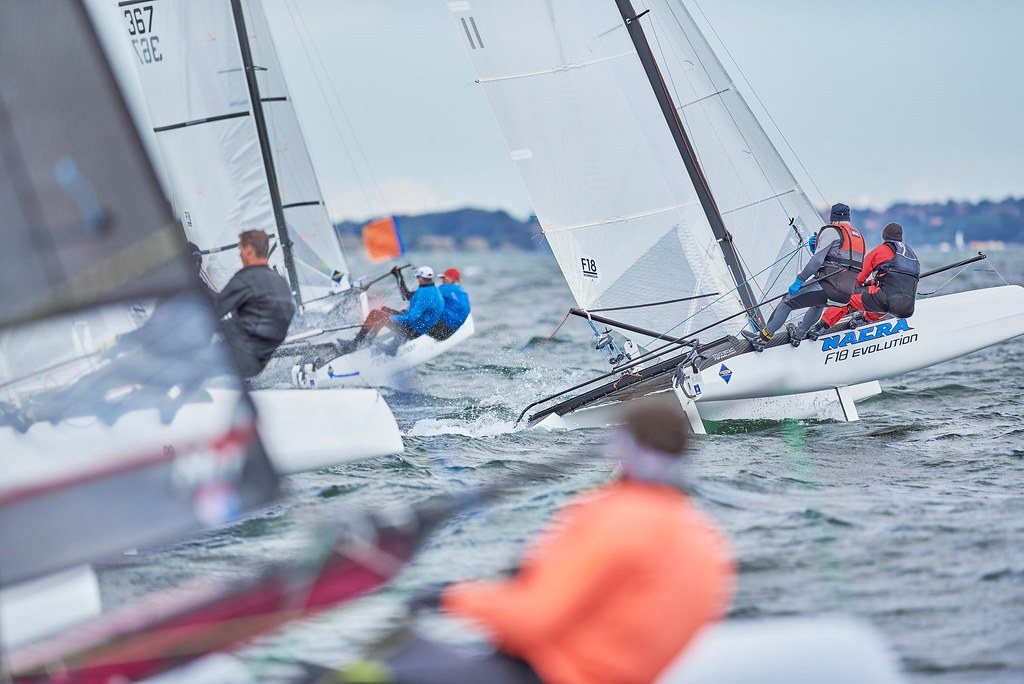 Dichtes Startfeld einer Formula-18-Regatta
