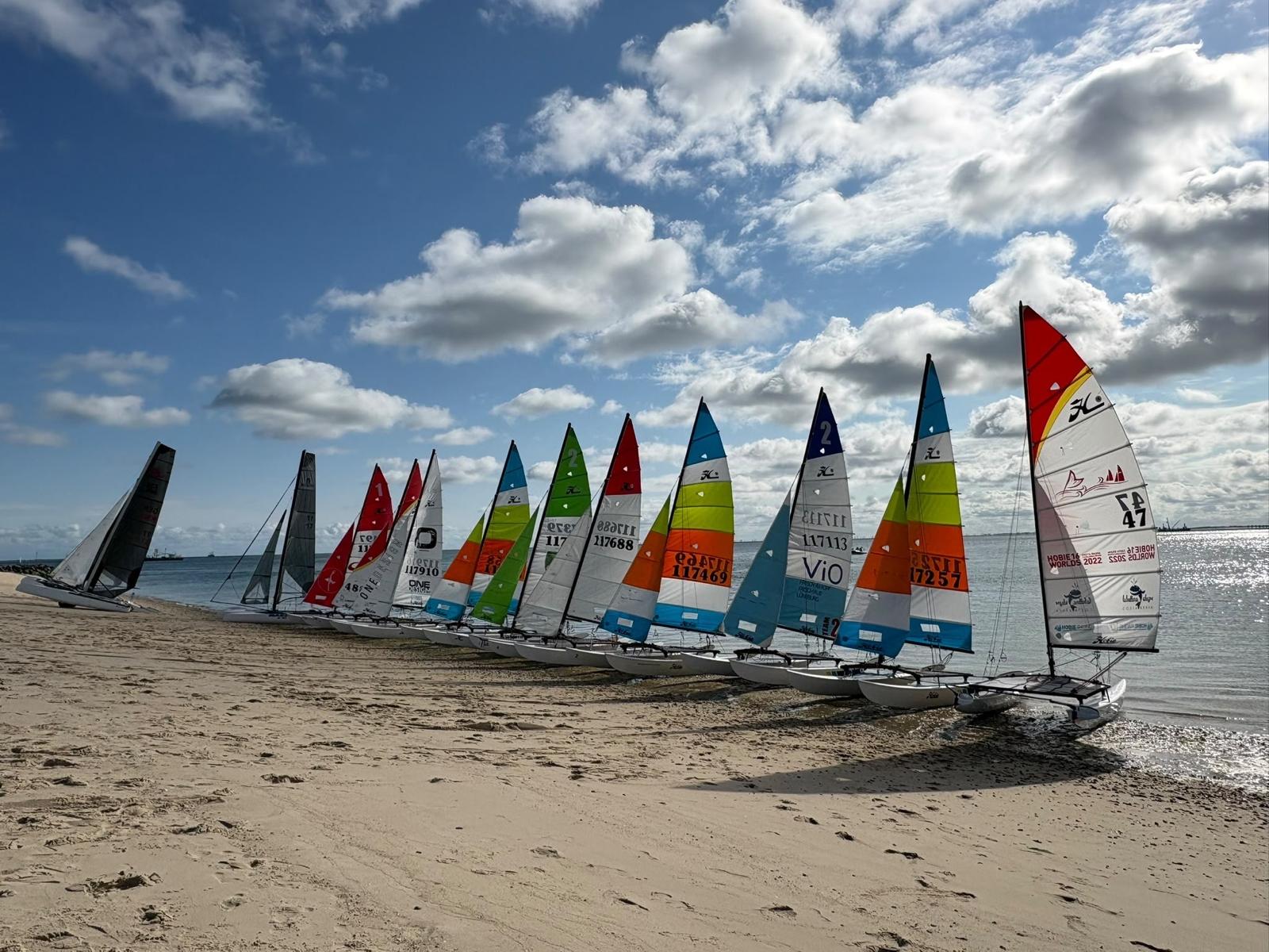 Aufgereihte Katamarane mit gesetzten Segeln am Strand von Hörnum vor dem Start der Regatta Sylt 2026