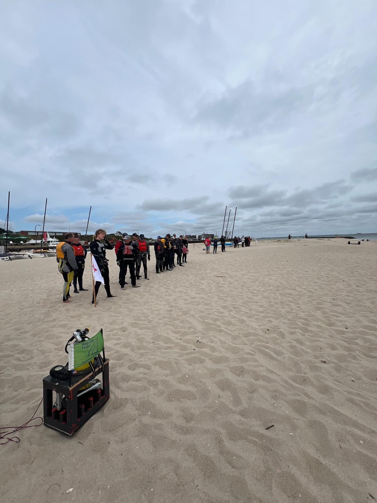 Seglerinnen und Segler beim Le-Mans-Start der 60-Seemeilen-Langstrecke Sylt 2026 aufgereiht am Strand