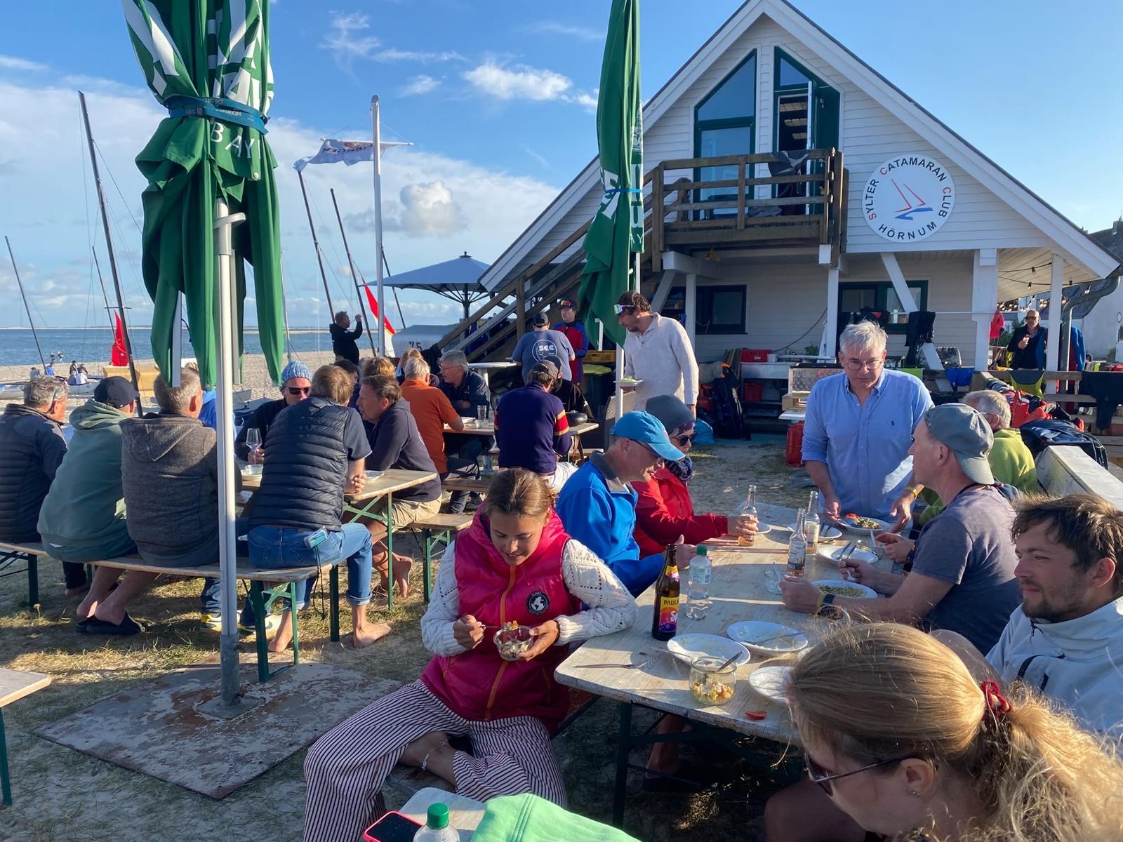 Segleressen vor dem Clubhaus des Sylter Catamaran Club in Hörnum