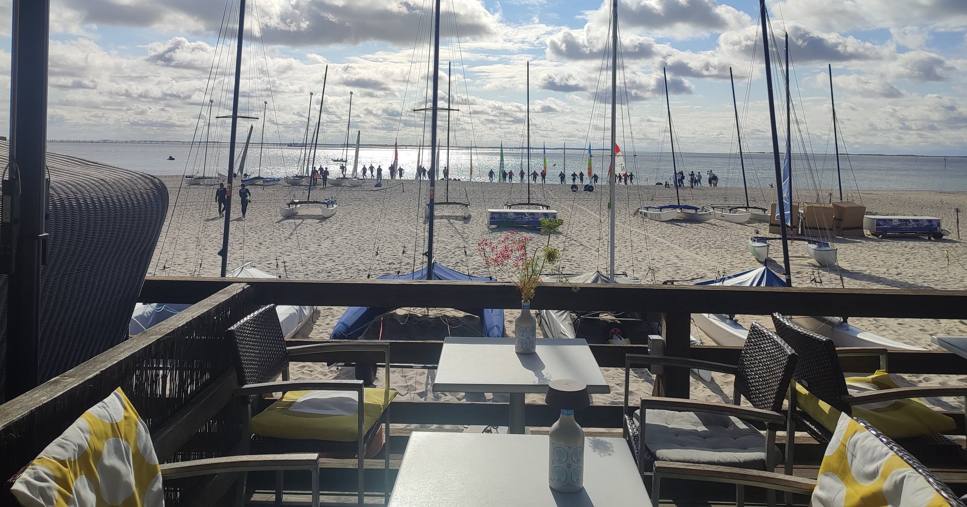 Blick von der Clubterrasse auf die aufgeriggten Boote am Strand von Hörnum