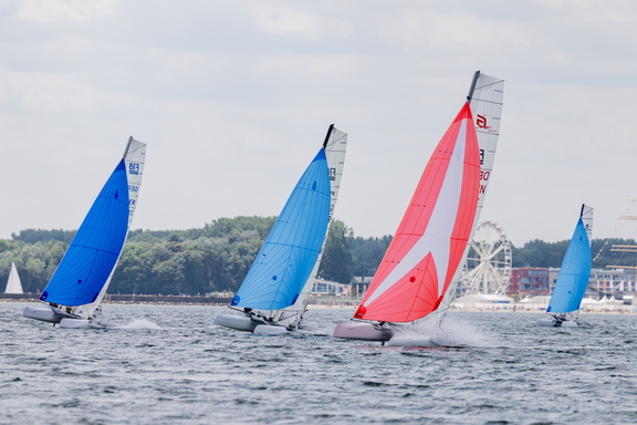 Formula-18-Katamarane mit gesetzten Gennakern auf Vorwindkurs vor Travemünde