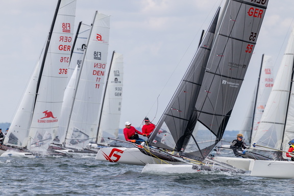 DEN 11, GER 55 und GER 376 dicht beieinander am Wind bei der Travemünder Woche 2026