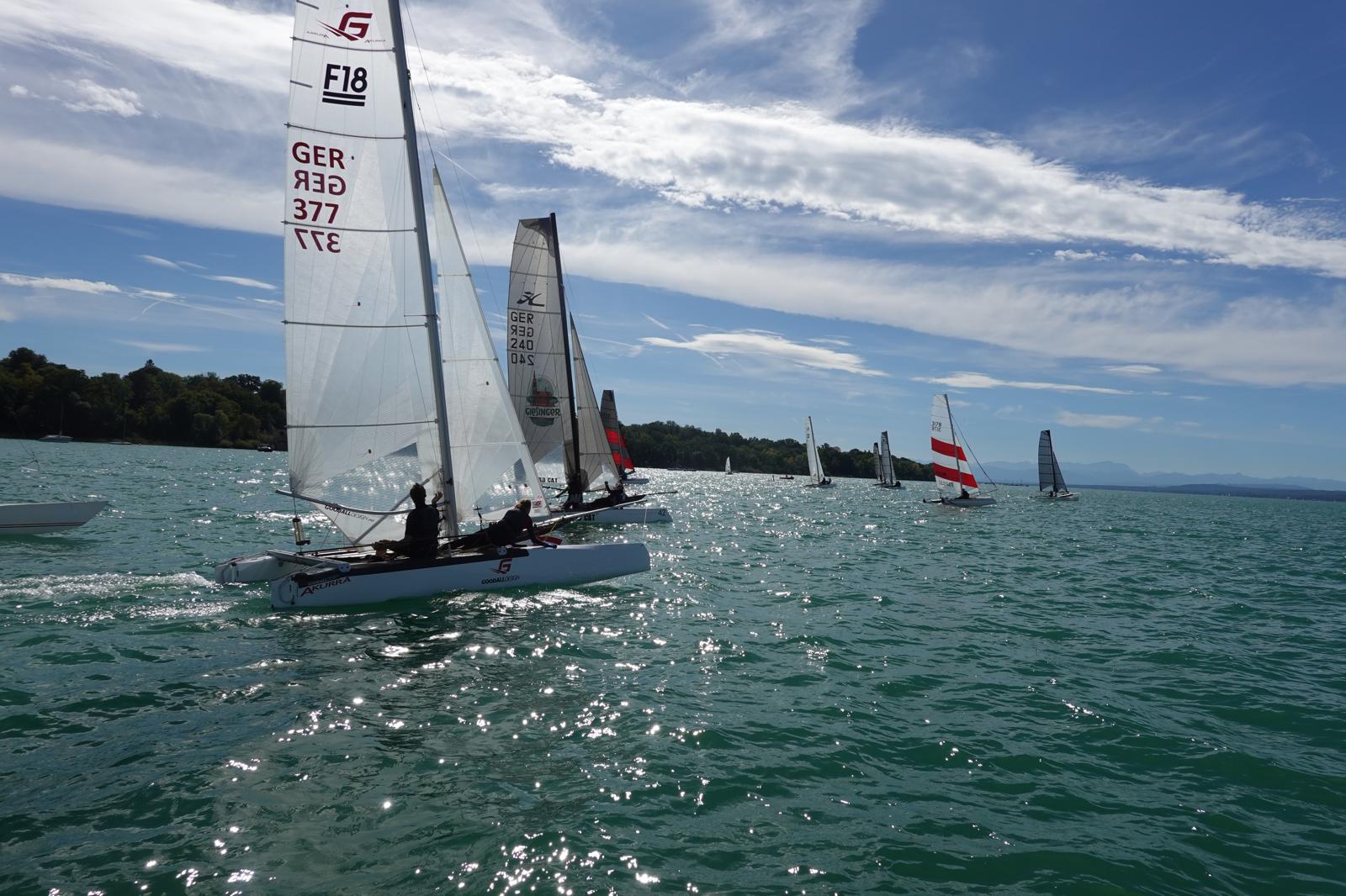 GER 377 und GER 240 an der Spitze des Feldes auf dem Ammersee, dahinter die Alpen